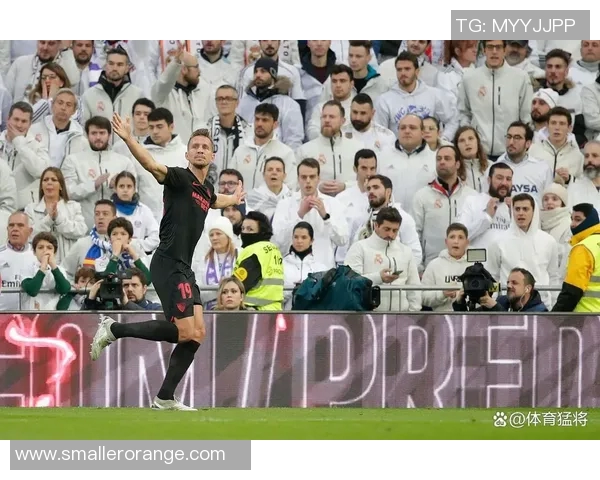 足球比赛中红牌的影响与解析如何改变比赛走势与球员心理 足球比赛中红牌的影响与解析如何改变比赛走势与球员心理